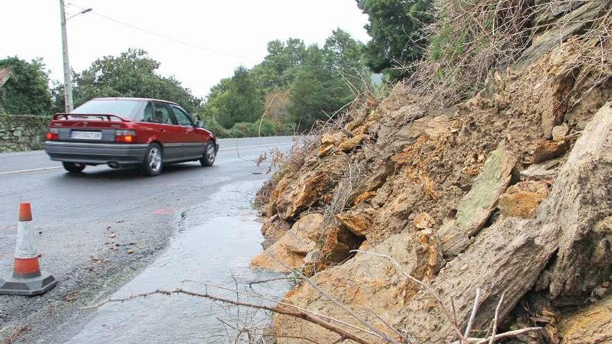 Un tramo de la carretera de Cadro donde se produjo un desprendimiento de tierras en invierno. // S.A.