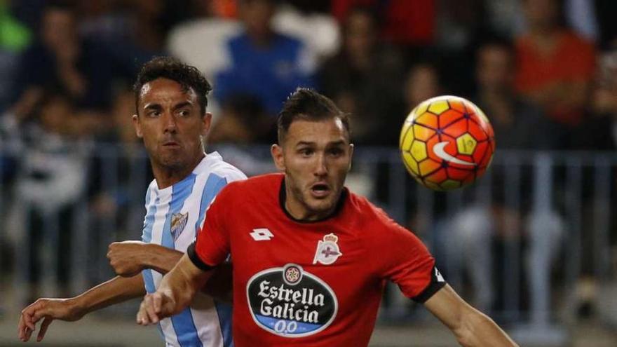 Lucas Pérez pugna con Weligton durante el partido del sábado en La Rosaleda.