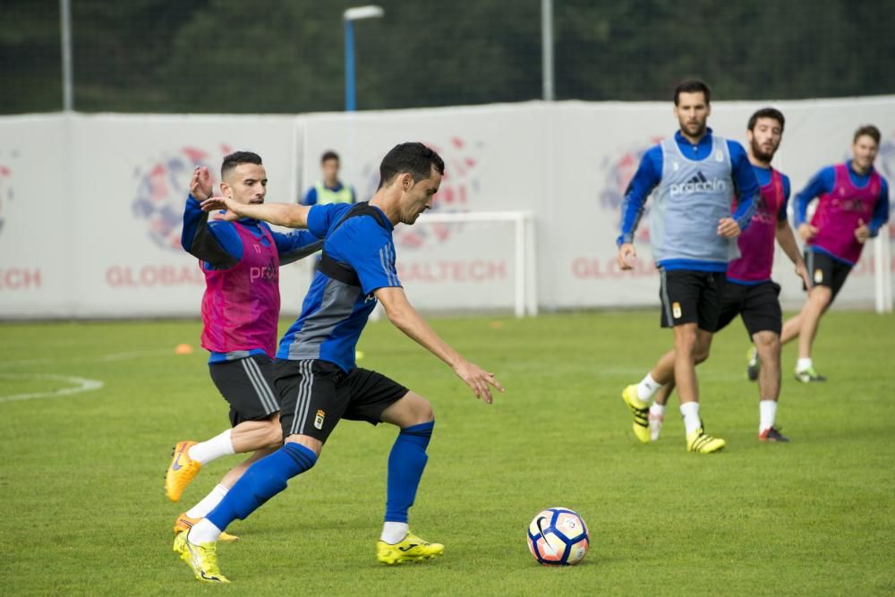 Entrenamiento del Real Oviedo con la visita del boxeador Aitor Nieto