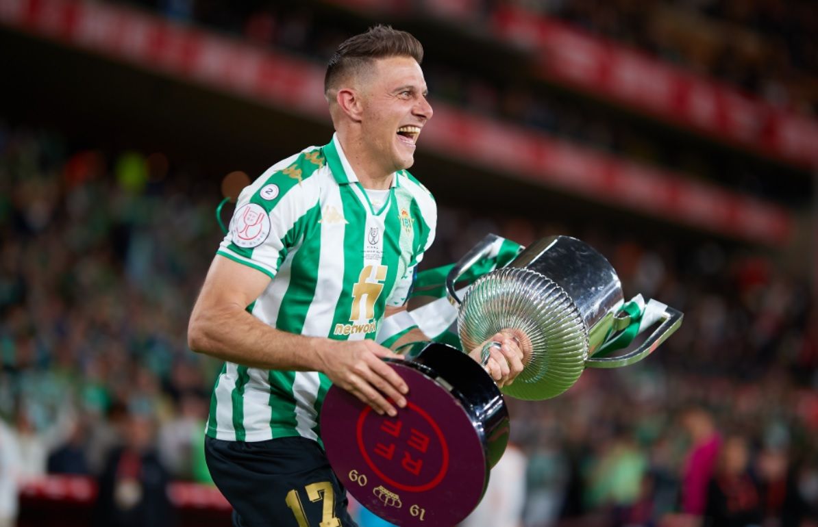Joaquín levanta la Copa tras ganar al Valencia en La Cartuja.
