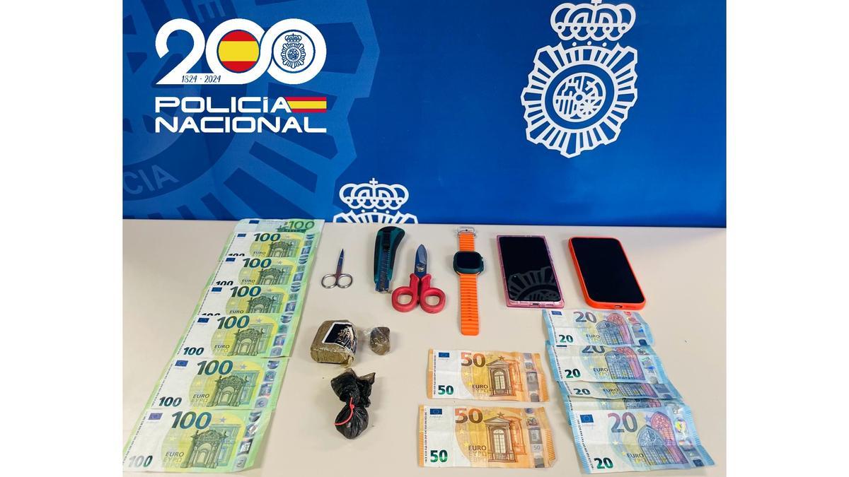 Dinero y artículos intervenidos en la operación policial.