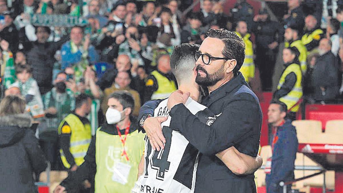 José Bordalás se abraza con Gayà tras perder la final