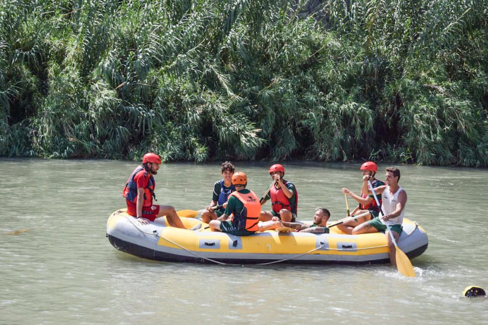 Los jugadores del Elche disfrutan haciendo rafting en el río Segura
