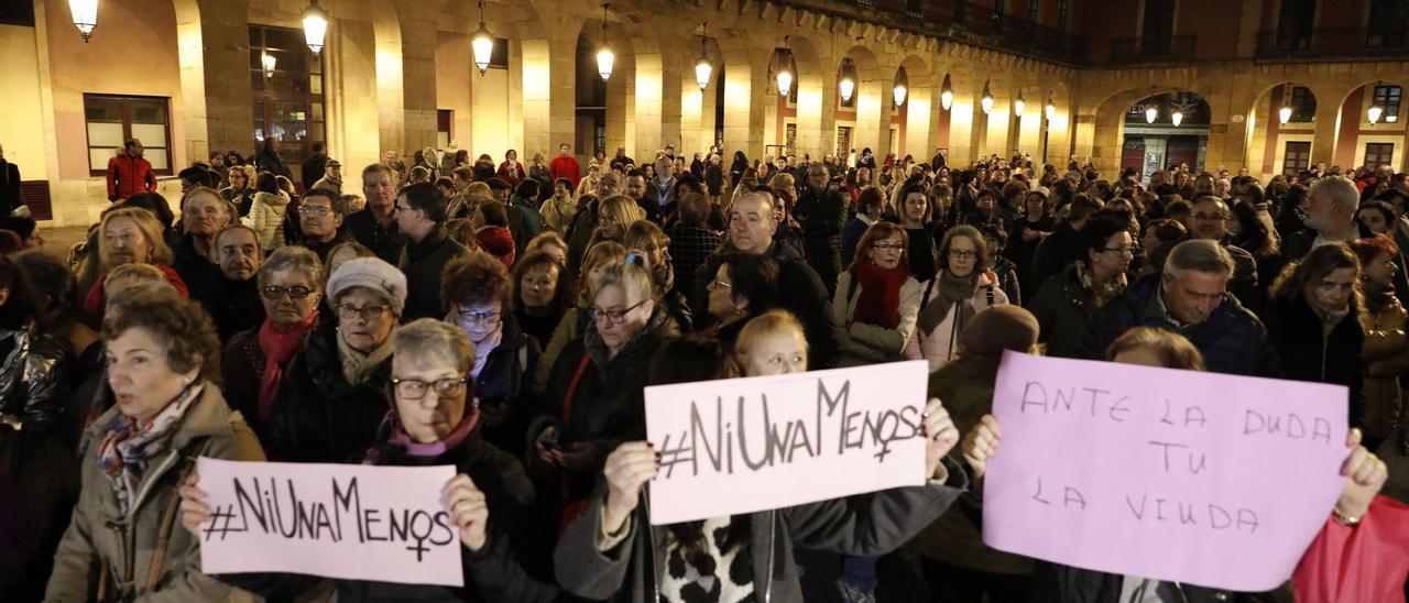 Concentración en la plaza Mayor, en febrero del año pasado, tras el crimen machista de Lorena Dacuña.