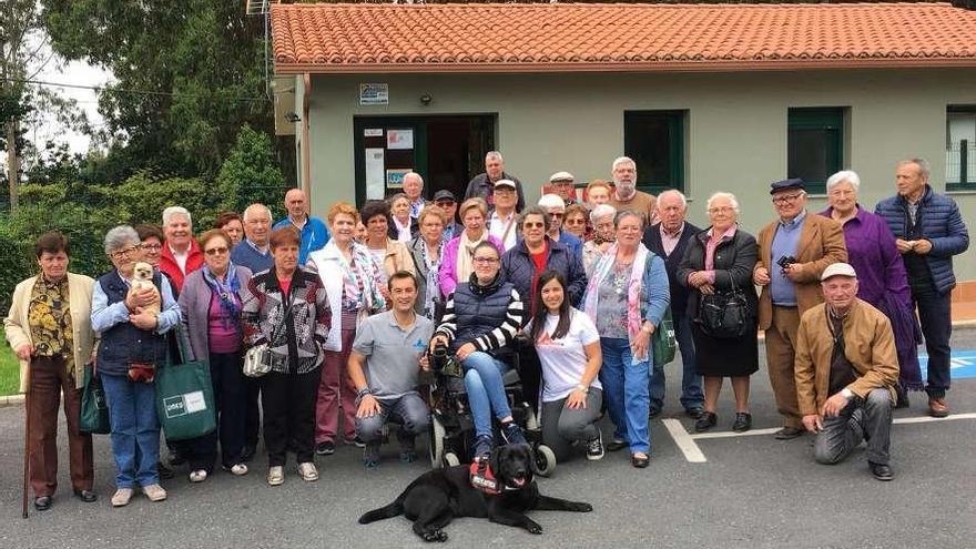 Terapia canina con mayores en Oza-Cesuras