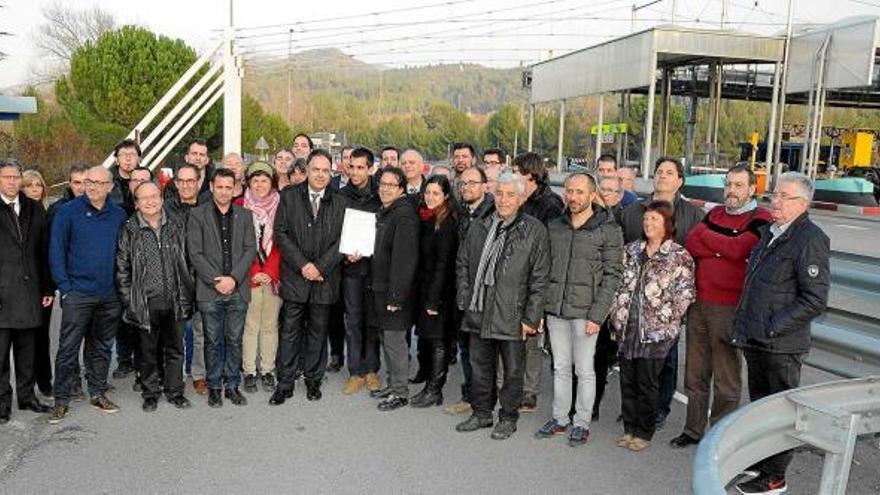 Representants polítics del Bages, Berguedà i Solsonès, ahir davant el peatge