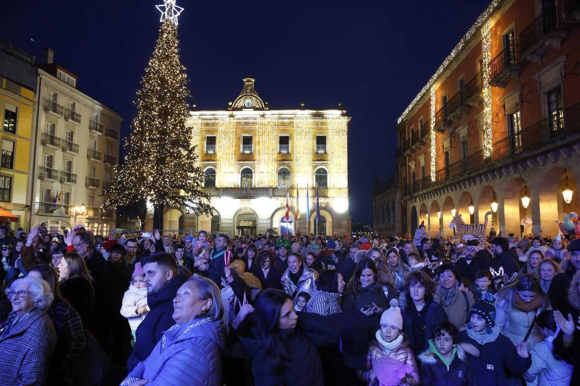 En imágenes: así han celebrado los más pequeños las 'Pequecampanadas' en la Plaza Mayor