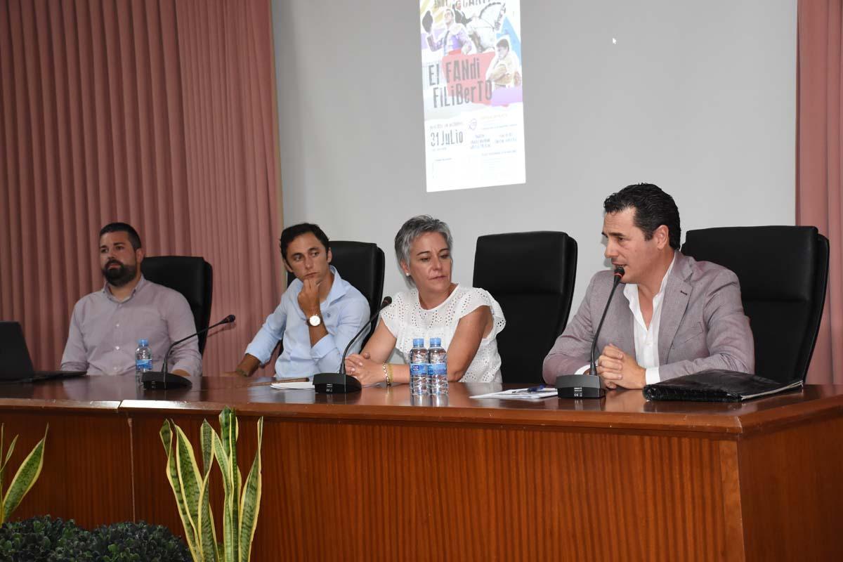 Chicote junto a la alcaldesa de Calasparra, Teresa García, el torero Filiberto y el edil de Festejos, Antonio José Merino