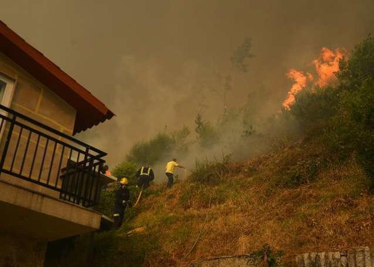Pontesampaio revive el pánico de 2006 con un incendio que obliga a varios desalojos