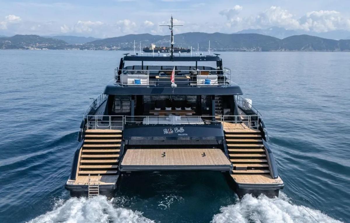 Galería: 'Petite Belle', el catamarán de 16,5 millones que no pasa desapercibido en el puerto de Ibiza