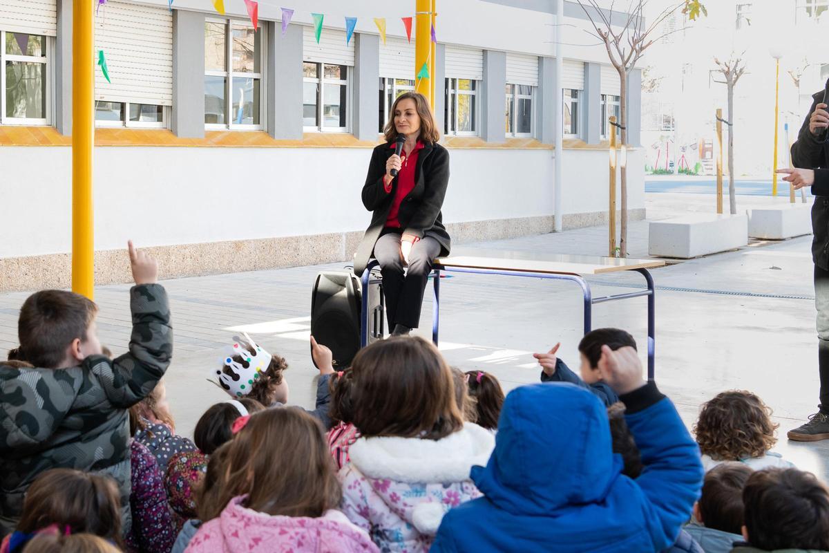 Ana Conesa, amb l'alumnat de l'escola de Benimaclet.