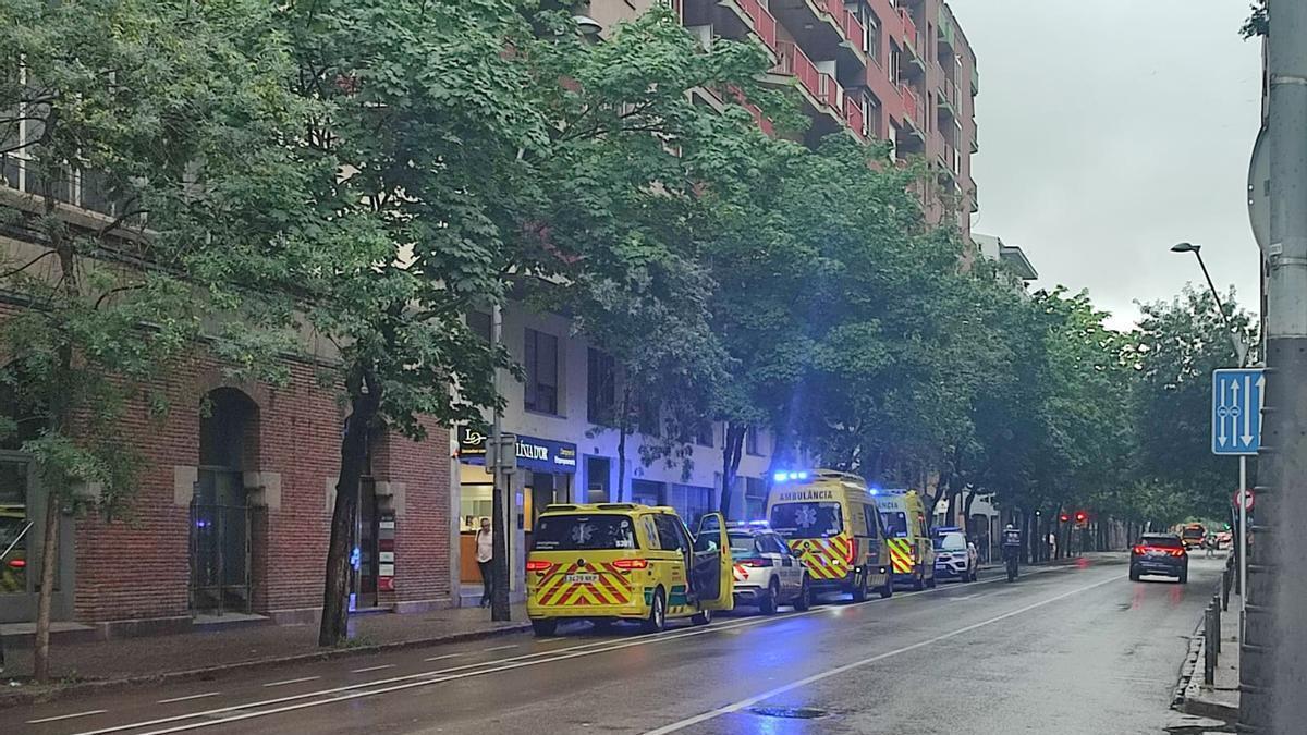 Dispositiu del SEM i dels Mossos al carrer de Santa Eugènia de Girona.