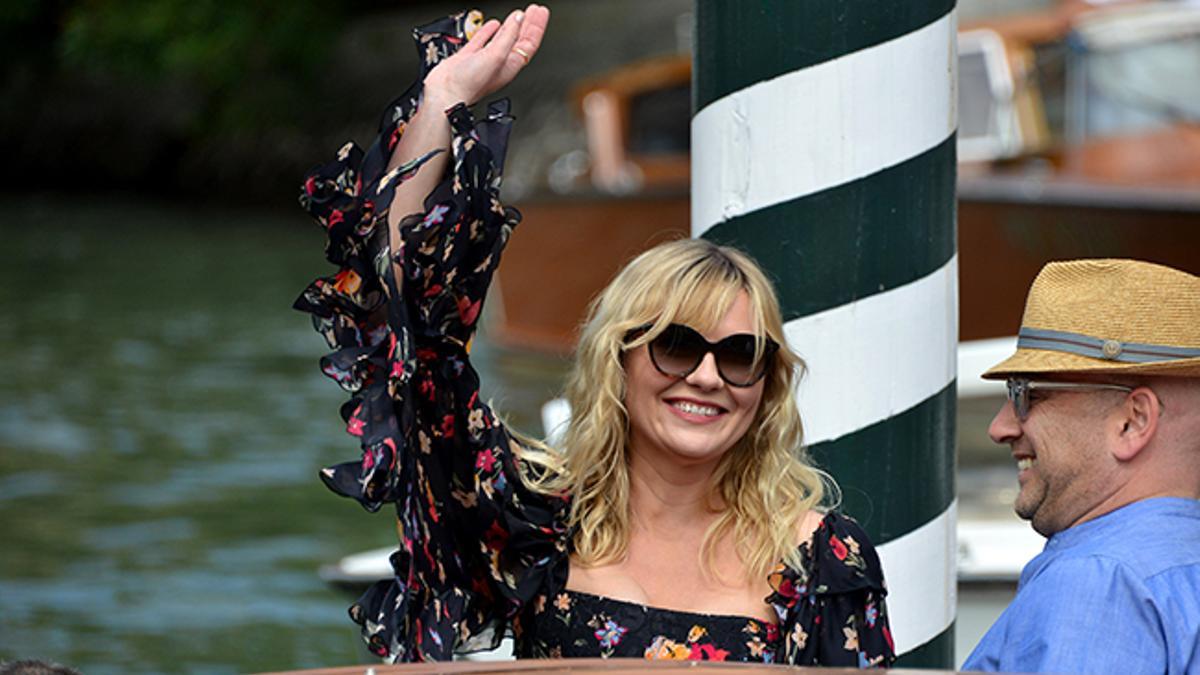 KIRSTEN DUNST SALUDA A SUS FANS EN SU LLEGADA A VENECIA