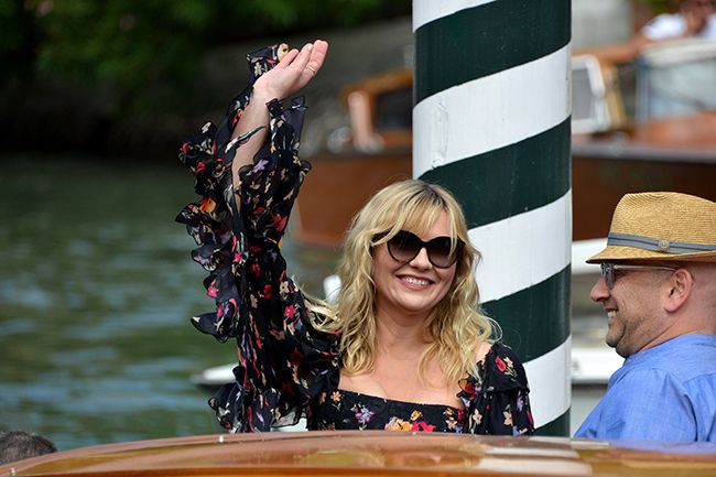 KIRSTEN DUNST SALUDA A SUS FANS EN SU LLEGADA A VENECIA