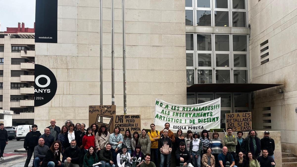 Protesta de docentes de l'Escola d'Art i Superior de Disseny d'Alcoi, esta mañana.