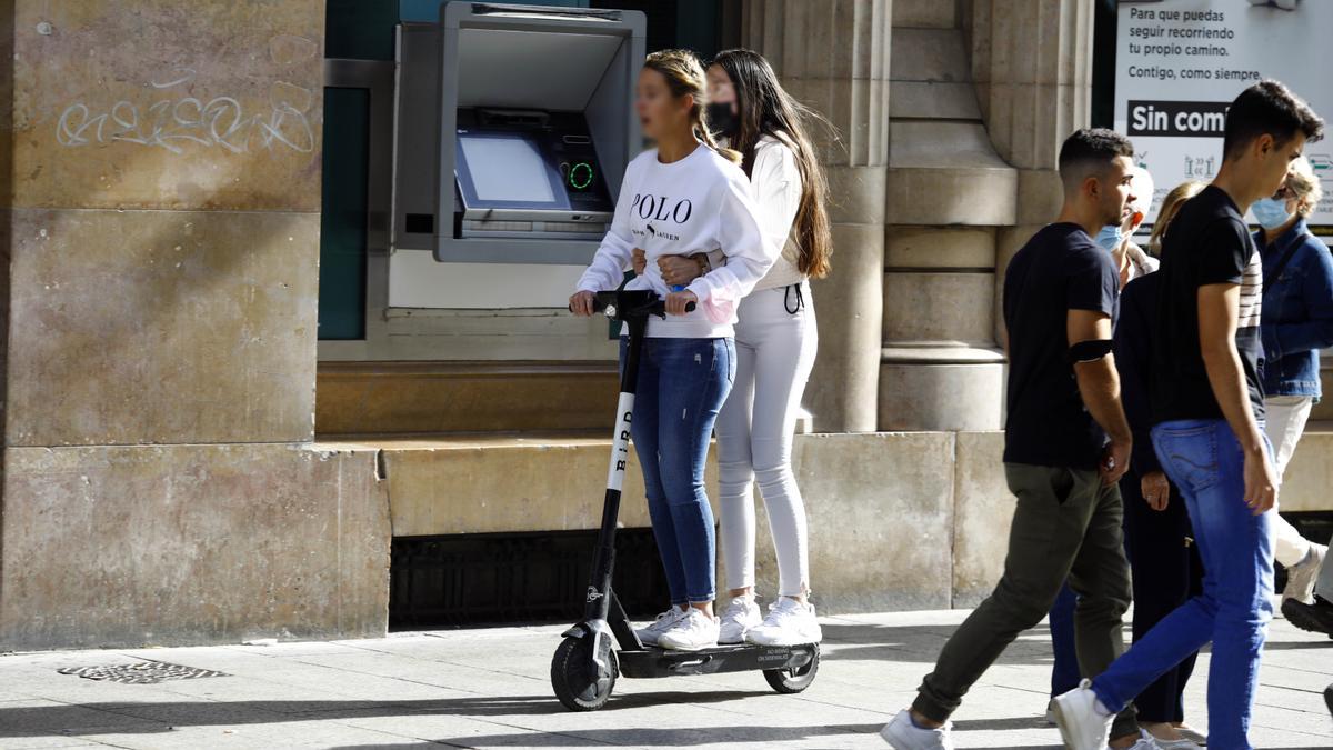 La Policía Local de Zaragoza multa cada día a 12 usuarios de bicis y  patinetes