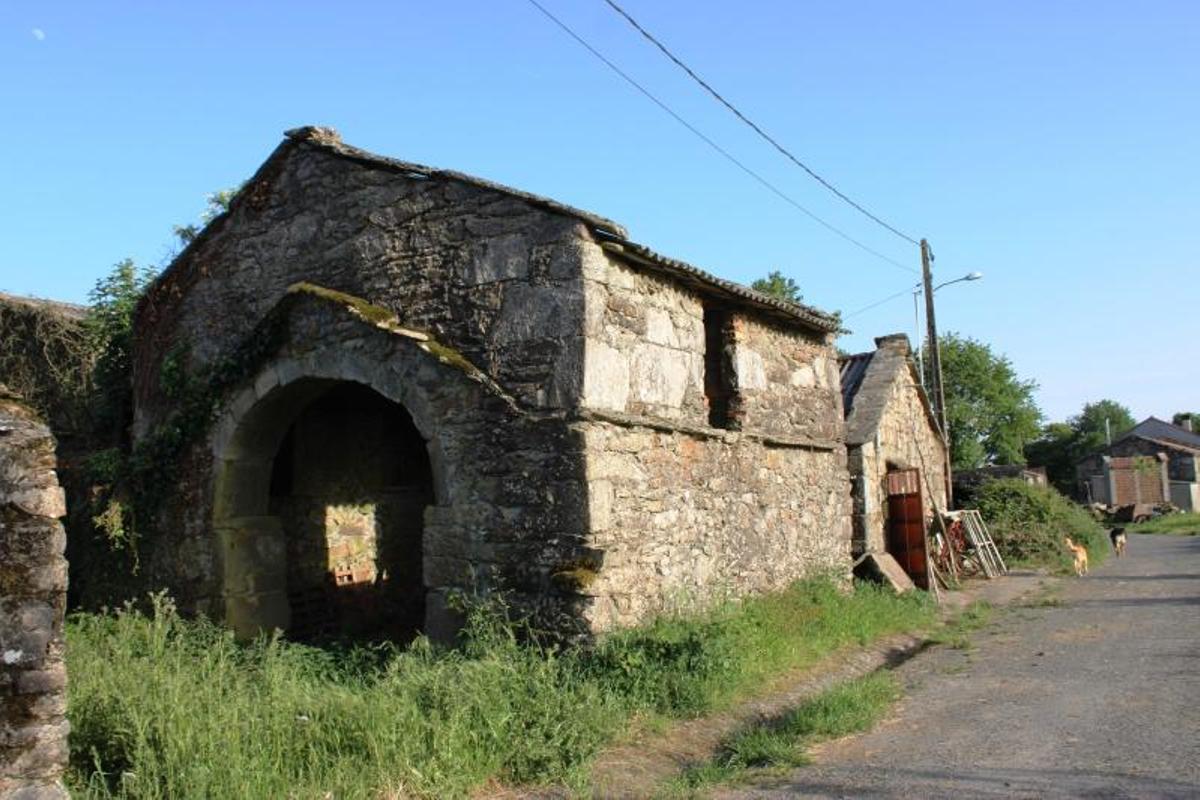 A capela da Grouxa serve agora de cortello para o gando