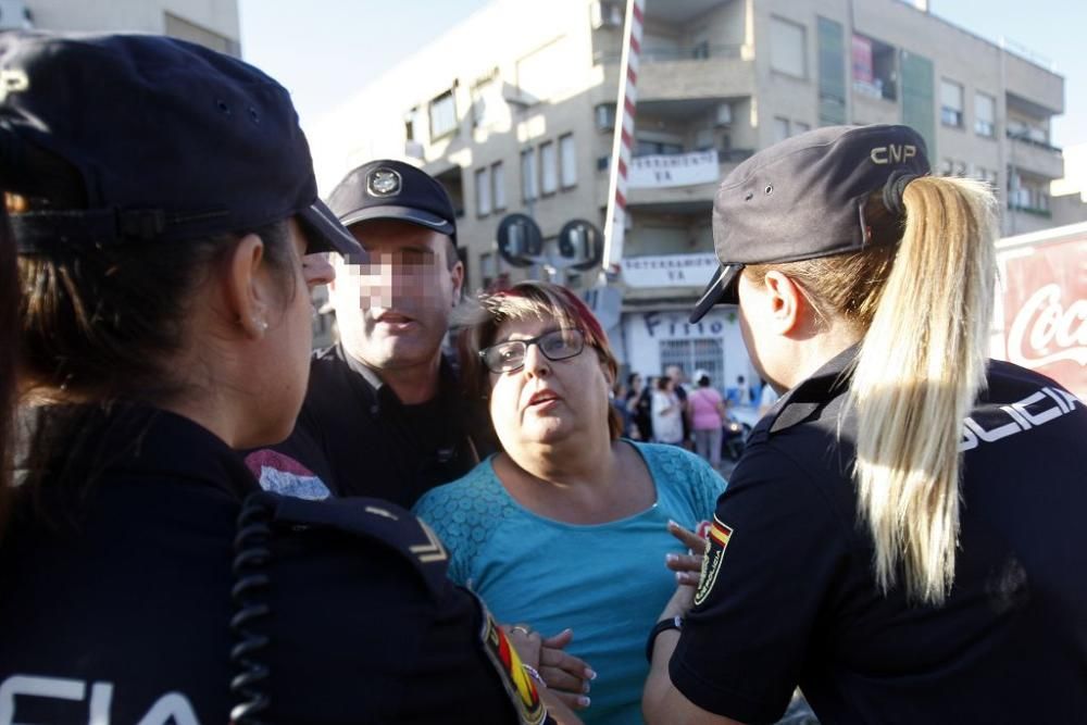 Dos vecinos y un policía heridos durante las prote