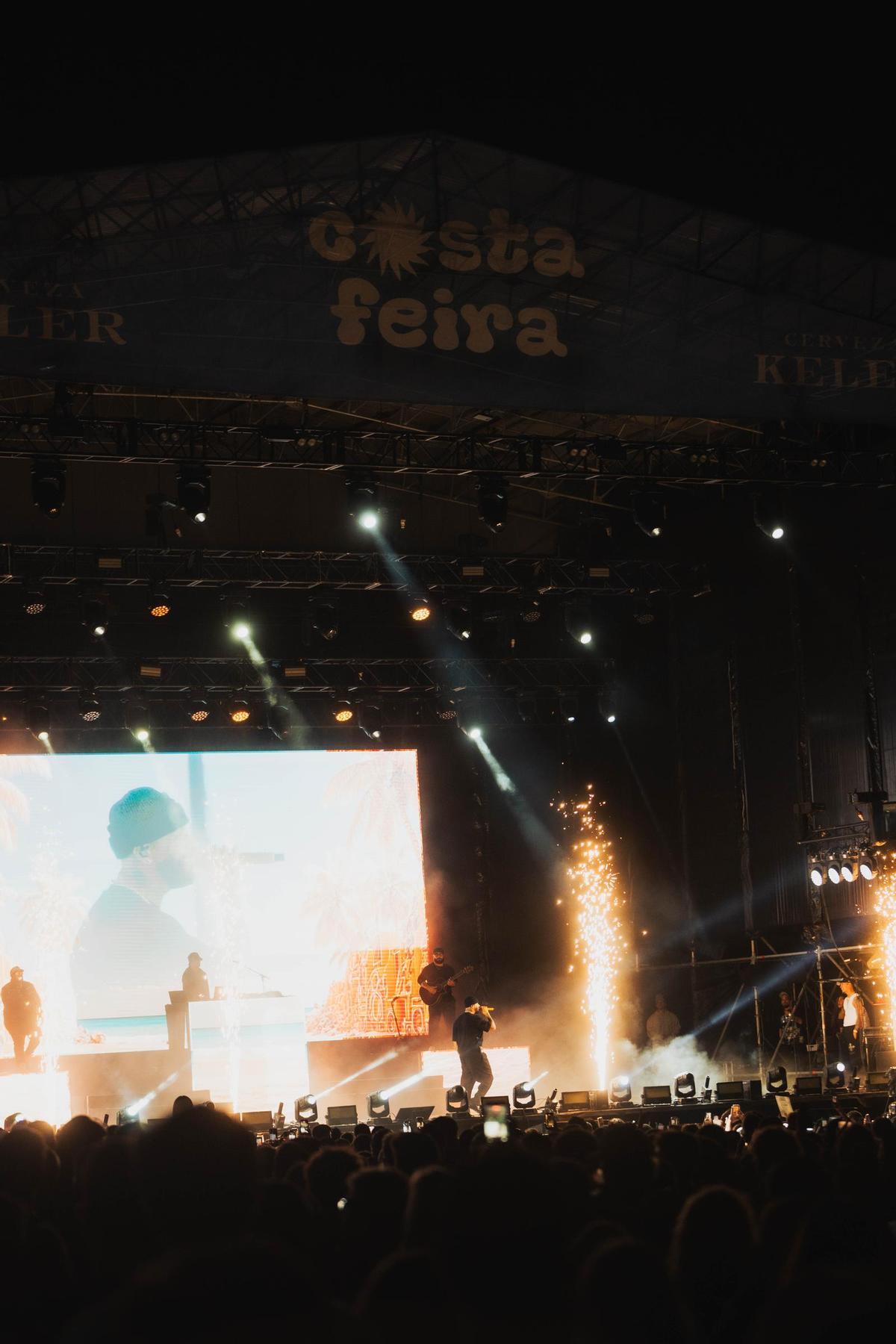 Nicky Jam se luce en el escenario del festival Costa Feira ante más de 7.000 personas