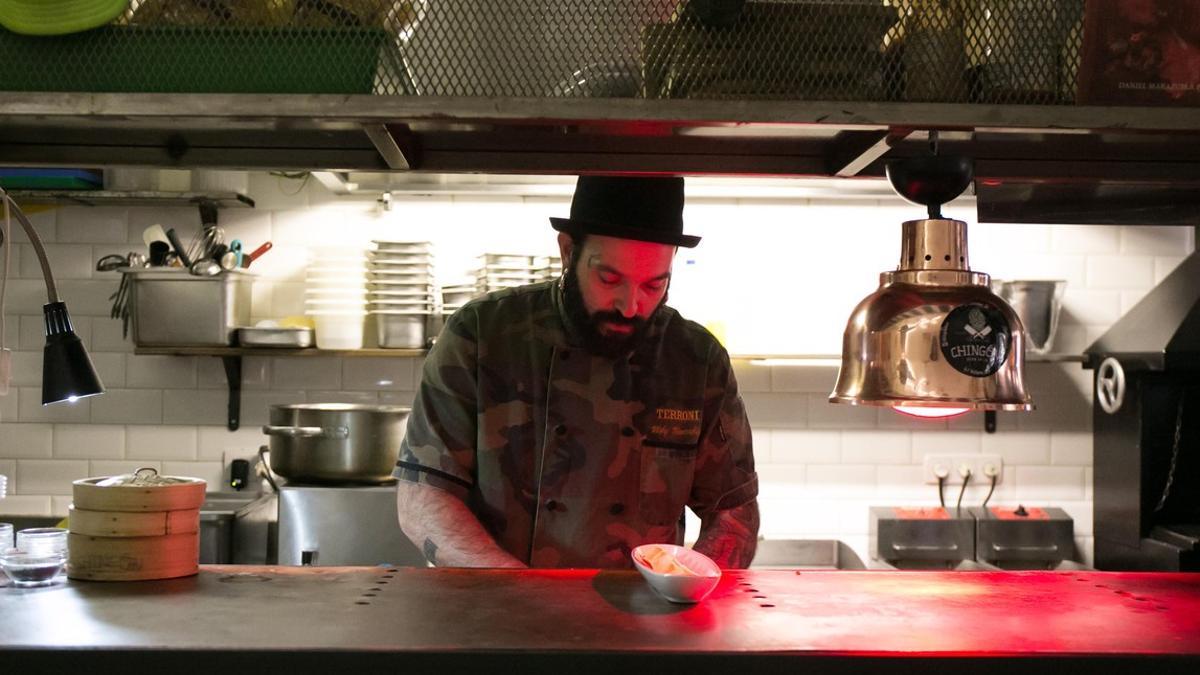 Restaurante El Chingón, cocina con tatuajes