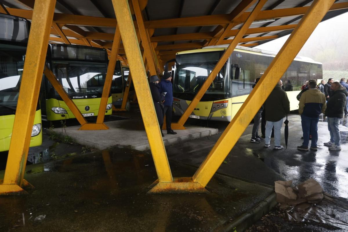 Autobuses urbanos en las cocheras de Amio en una jornada de huelga de transporte en la provincia de A Coruña.