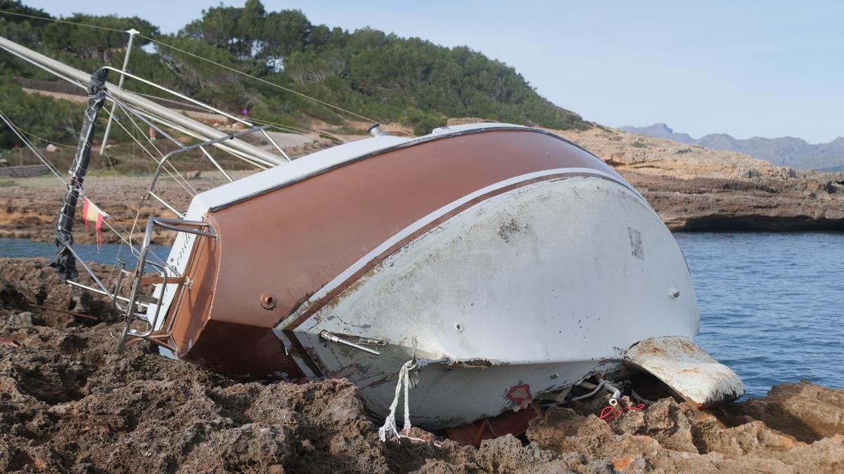 Otra imagen del velero encallado sobre las rocas.