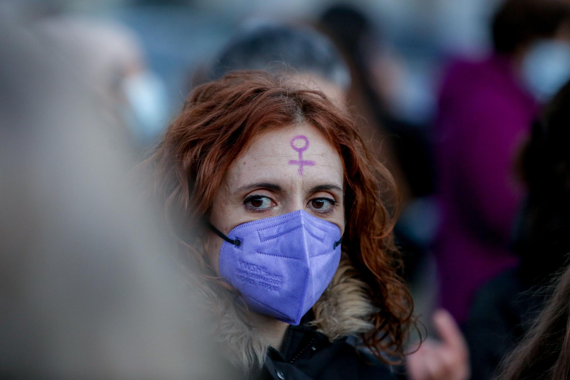 Una mujer en una manifestación por el 8M, Día Internacional de la Mujer, desde la plaza de Atocha, hasta la de Colón, a 8 de marzo de 2022.