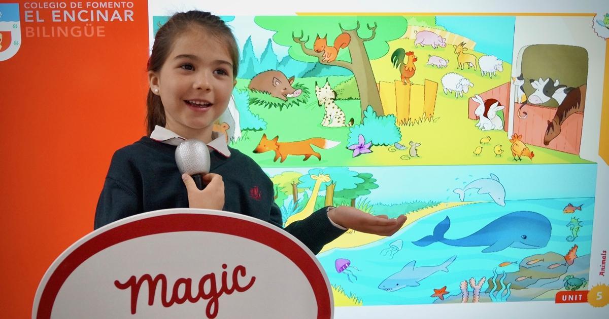Una alumna aprende con el proyecto de oratoria Magic Talk!