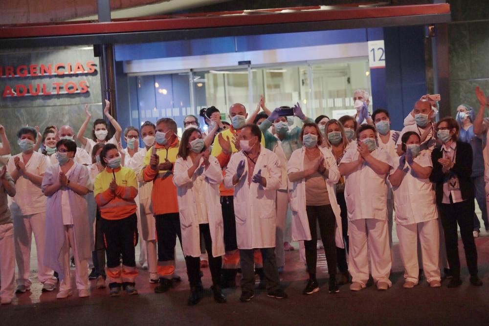 Homenaje de Policía, Guardia Civil y Bomberos al personal sanitario del HUCA