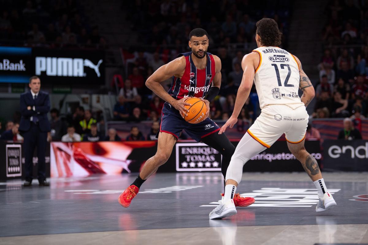 Jonah Radebaugh, capitán del UCAM Murcia, defendiendo a Luwawu-Cabarrot.