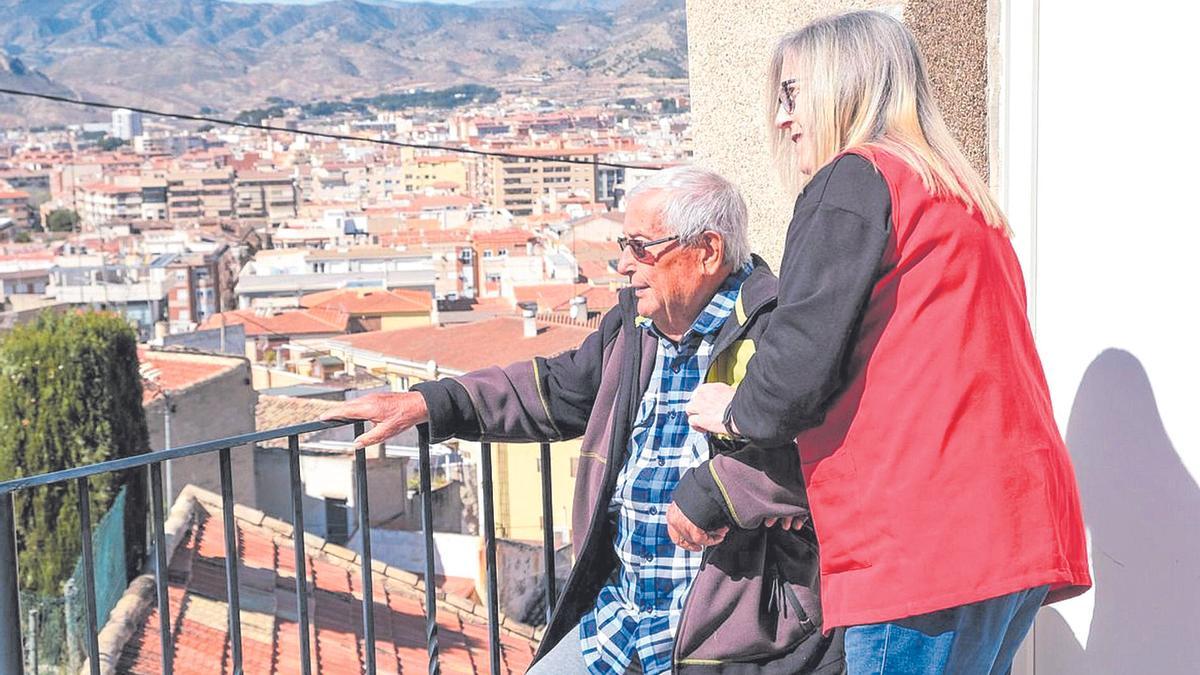 Una mujer cuida de un mayor en Petrer en una imagen de archivo.