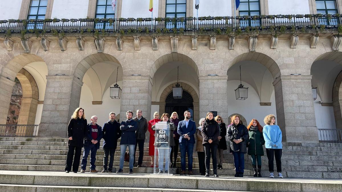 Participantes en el minuto de silencio en las escalinatas del ayuntamiento.