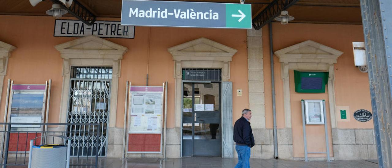 Las estaciones de Villena y Elda podrán reducir su oferta comercial al no ser estratégicas