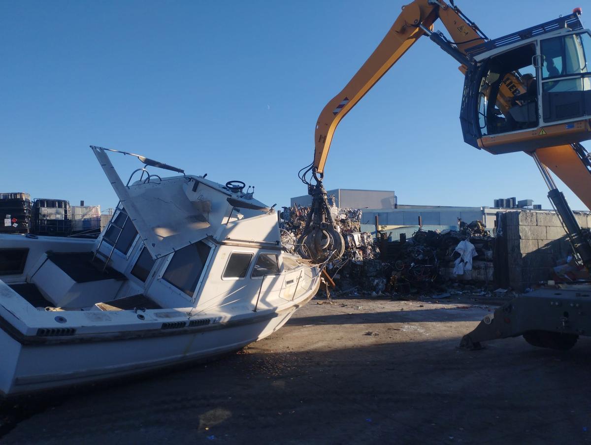 Desguace de un barco abandonado, en las instalaciones de Femevi.