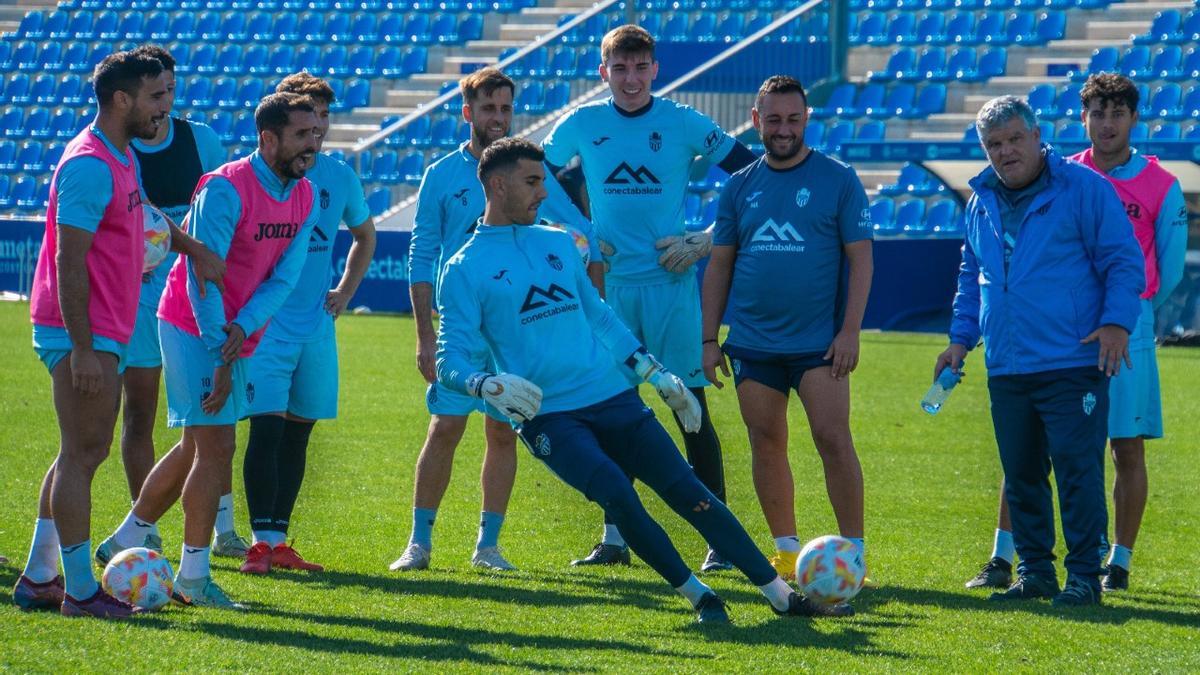 Onésimo observa a sus jugadores durante un entrenamiento en el Estadi Balear.