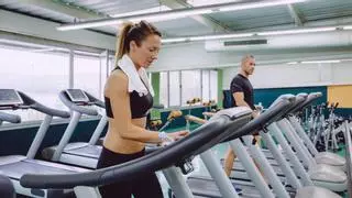 Adiós a la música en el gimnasio: multan con 150.000 euros a una cadena por su uso indebido en clases y entrenamientos