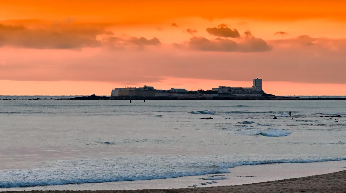 Sancti Petri isla en el sur de España, al atardecer