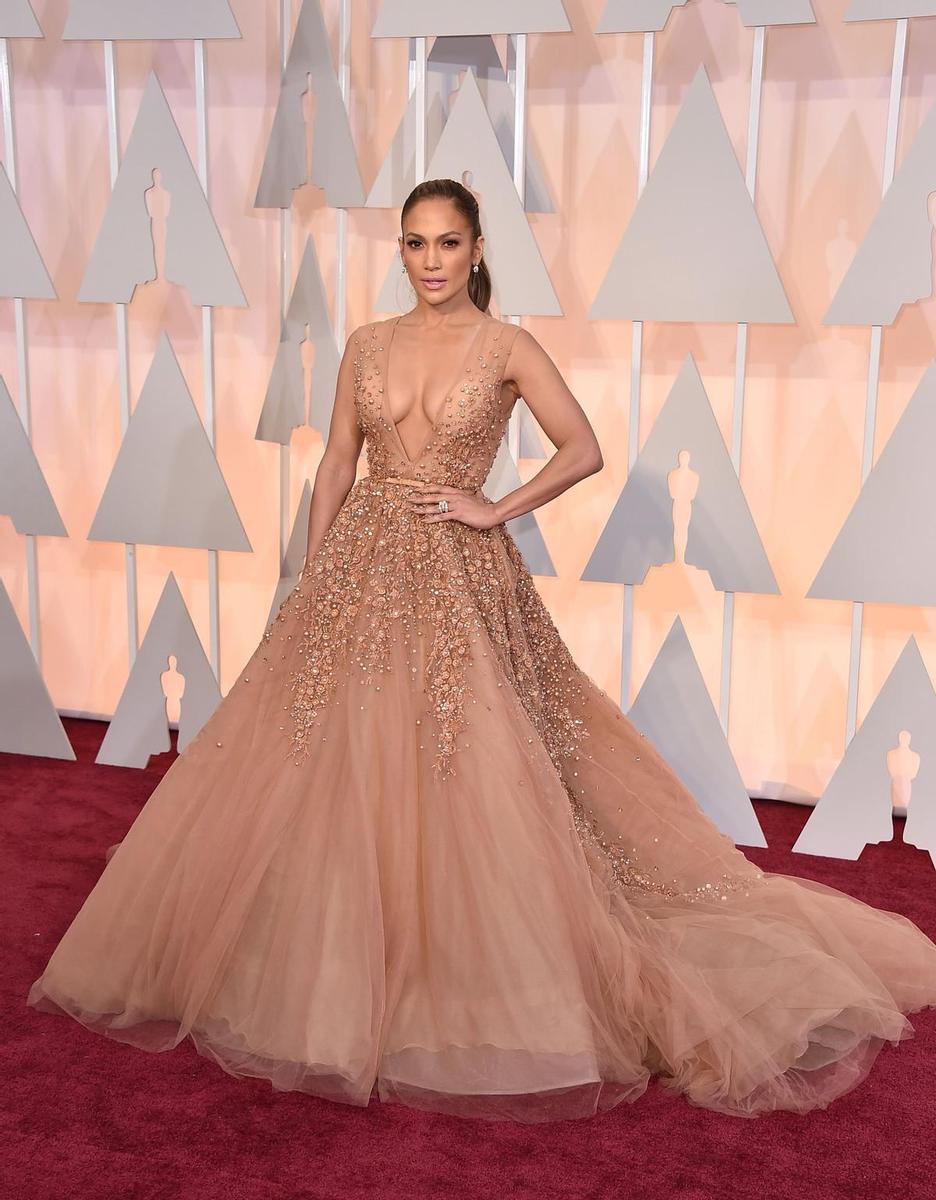 Oscar 2015, Jennifer Lopez con vestido de Elie Saab y 'clutch' de Salvatore Ferragamo