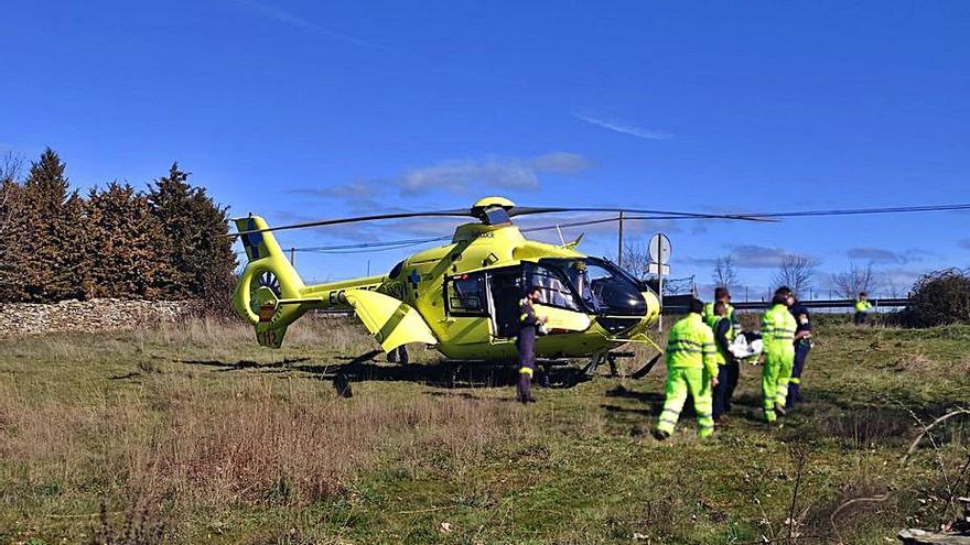 Traslado de un herido en el helicóptero de Sacyl. | Ch. S. 