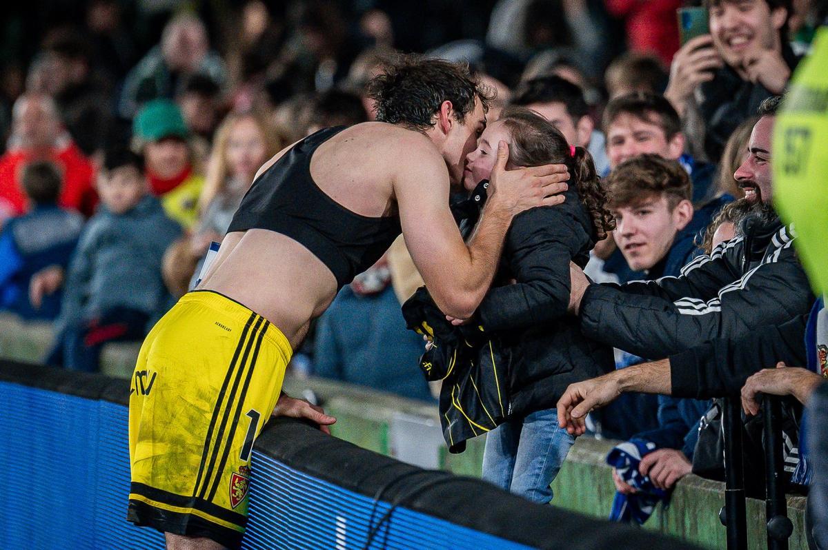 Francho besa a una niña tras el partido disputado en Santander el pasado sábado.