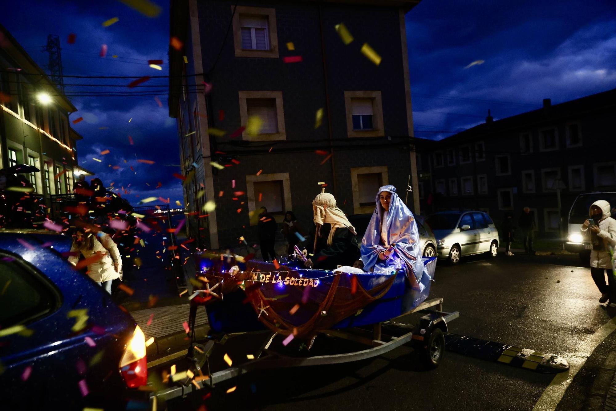 El Príncipe Aliatar dispara la ilusión en los barrios de Gijón (en imágenes)