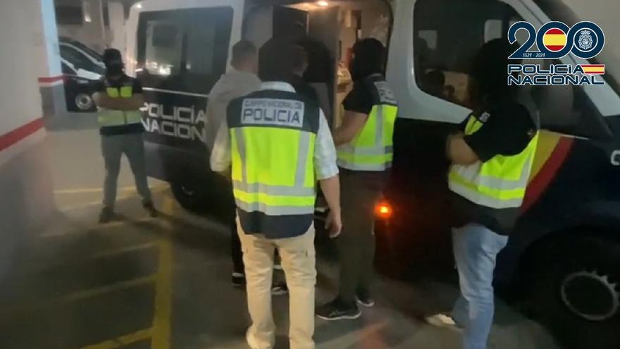 La Policía, con algunos de los detenidos.