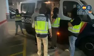 Detenidos cinco radicales por agredir e insultar a un hombre en el aeropuerto de Málaga