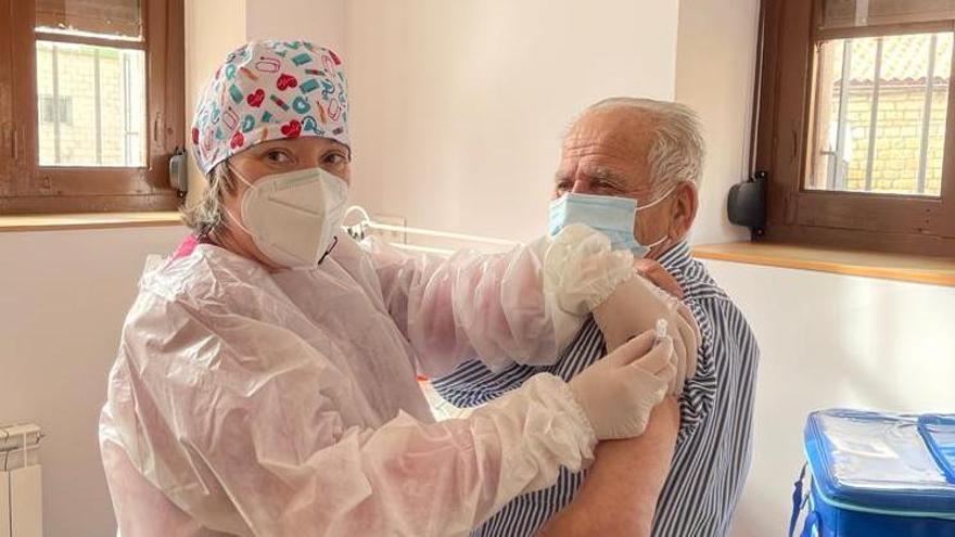 Claudia Asenjo vacuna a un vecino de Luna, durante la pandemia.