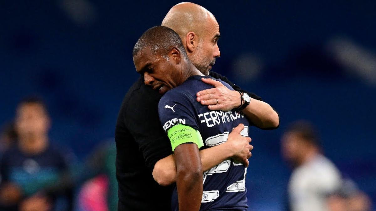 Fernandinho se abraza con Pep