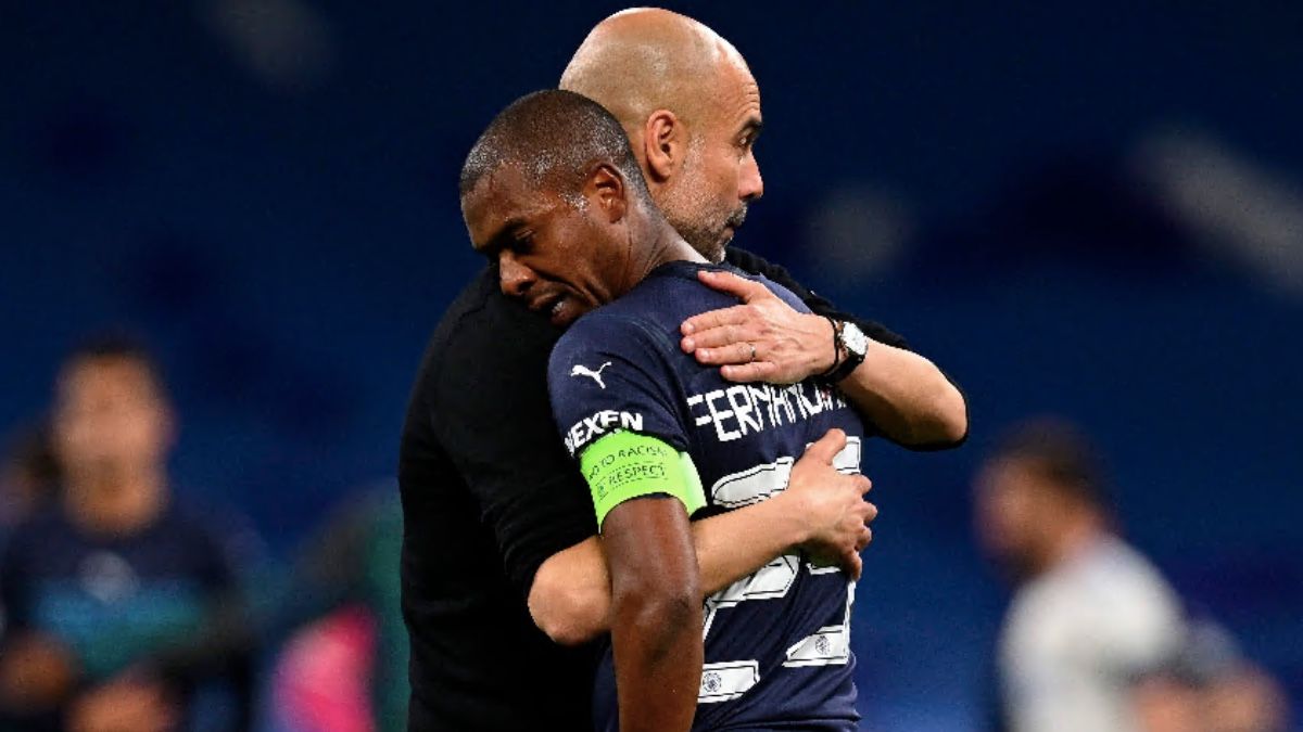 Fernandinho se abraza con Pep