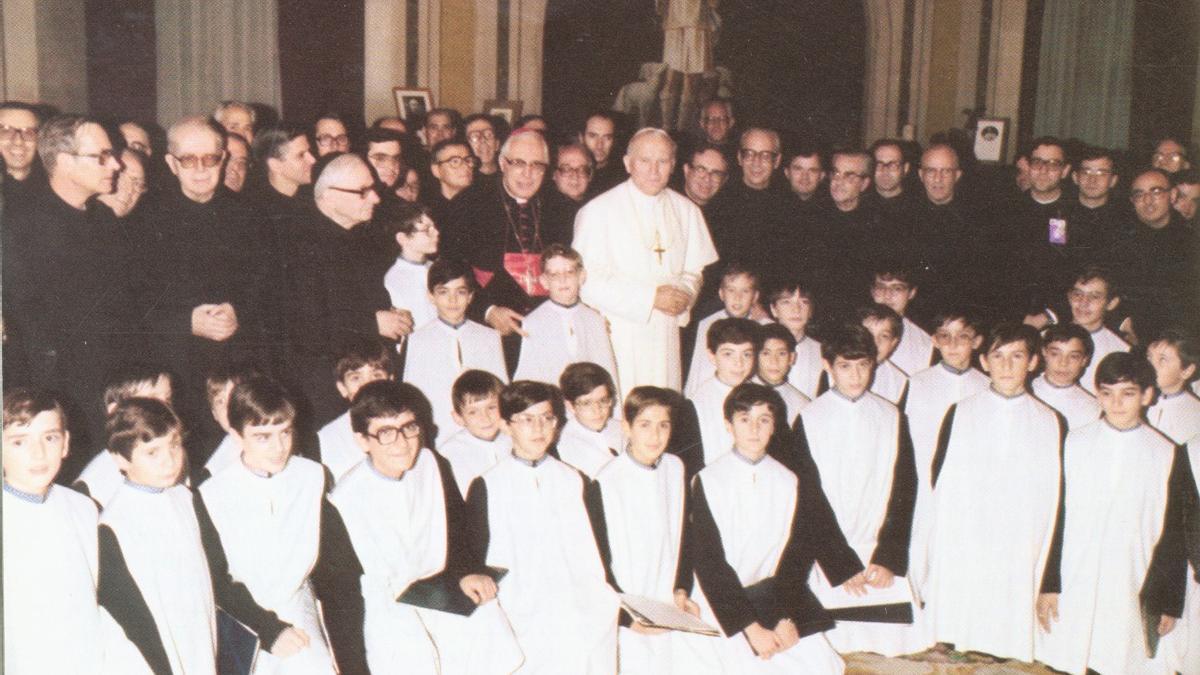 Joan Pau II, el 1982, amb els monjos de Montserrat i l&#039;Escolania
