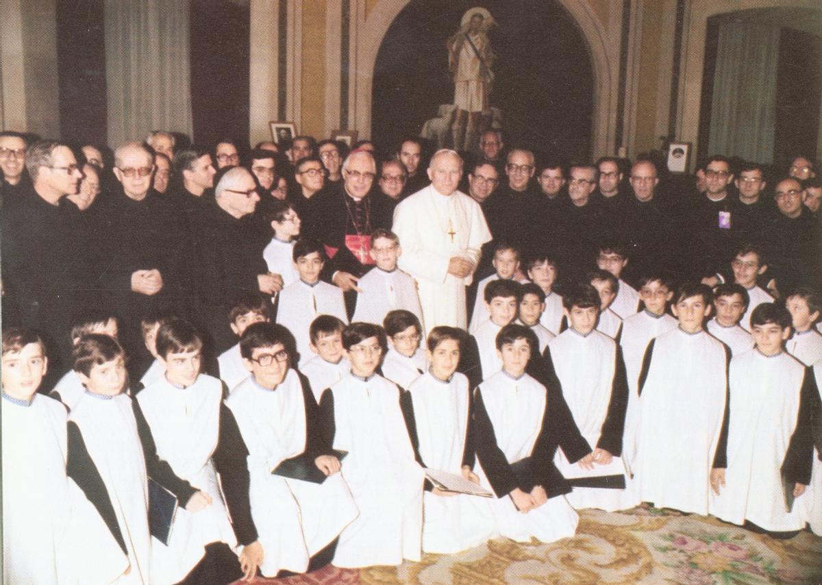 Joan Pau II, el 1982, amb els monjos de Montserrat i l'Escolania