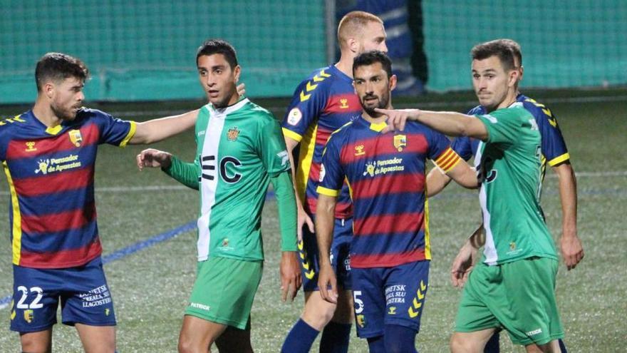 Una acció del partit entre el Cornellà i el Llagostera.