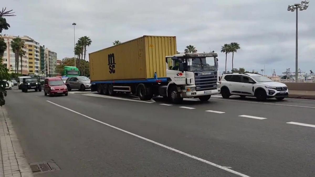 Un camión averiado complica el tráfico en la Avenida Marítima de Las Palmas de Gran Canaria.